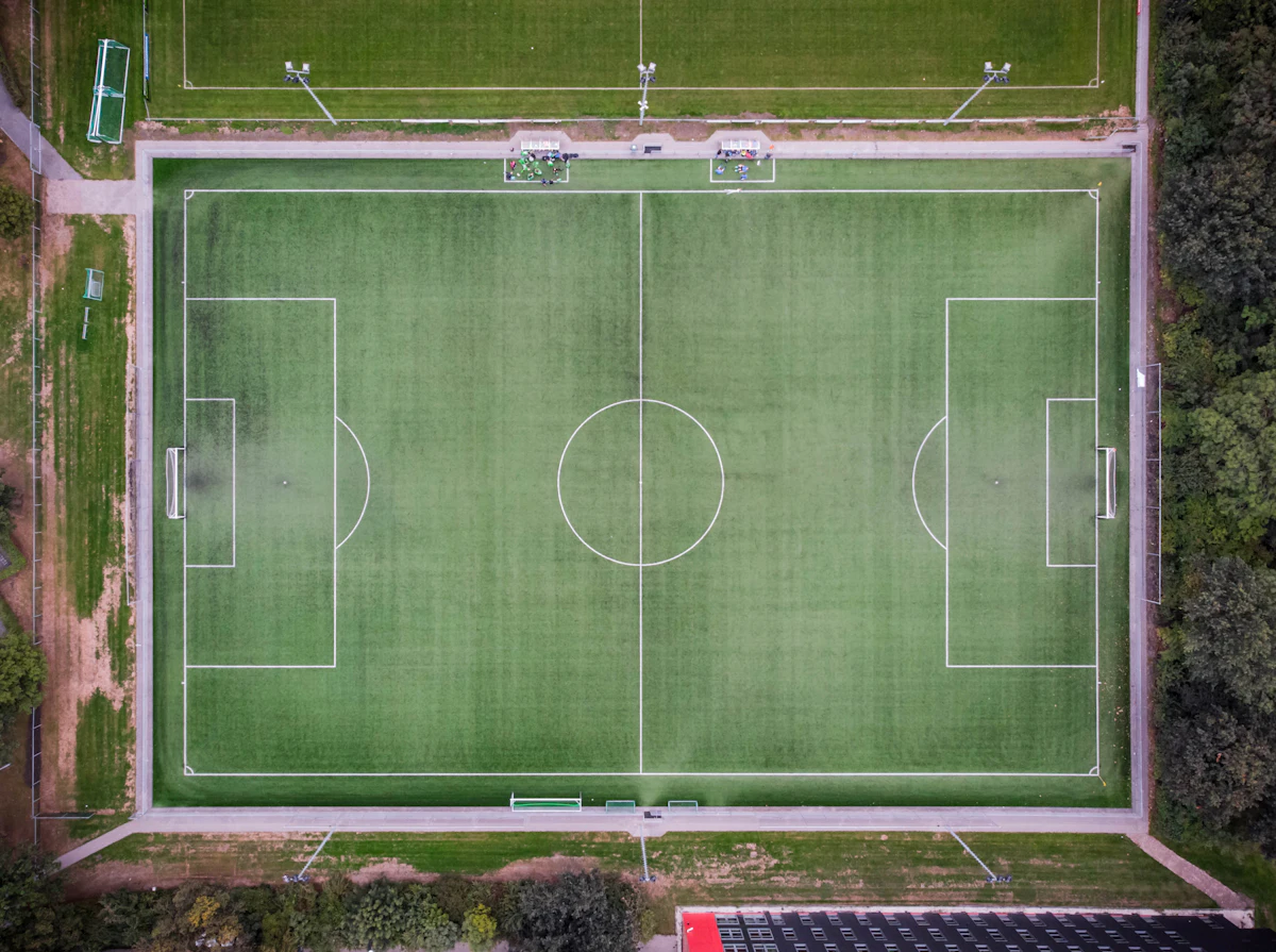 Luftbild eines Sportplatzes mit Nebenplatz